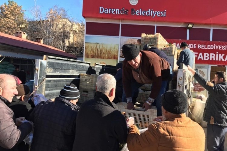 Malatyalı depremzedelere mandalina dağıttı