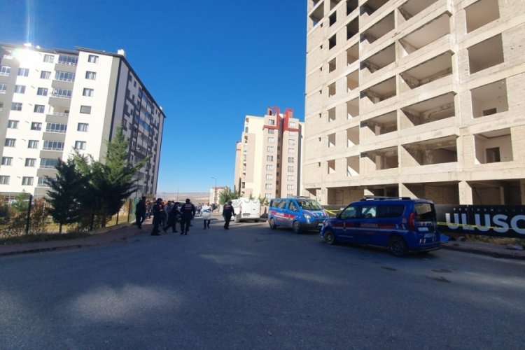 &Ccedil;atı yaparken d&uuml;şen iş&ccedil;i hayatını kaybetti