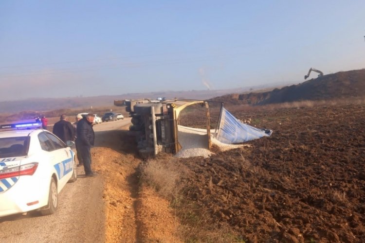 Bursa'da &ccedil;akıl y&uuml;kl&uuml; tır devrildi, s&uuml;r&uuml;c&uuml; yaralandı
