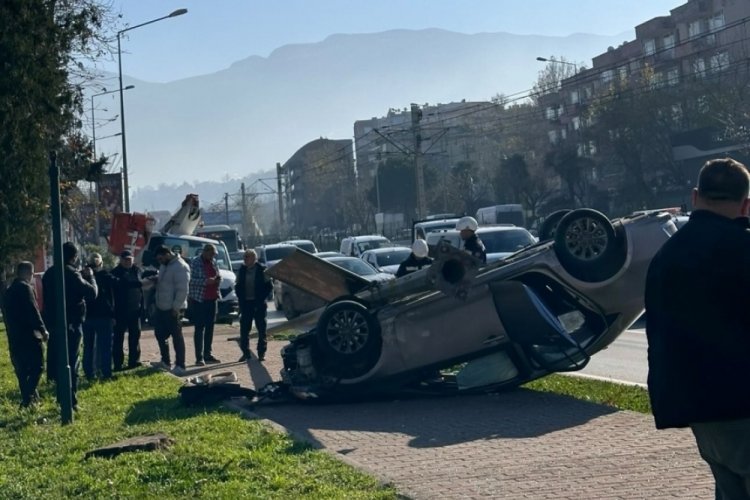 Bursa'da aydınlatma direğine &ccedil;arpan otomobil devrildi