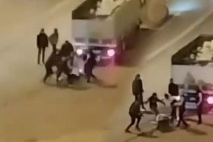 Şanlıurfa'da 5 kişi tarafından d&ouml;v&uuml;ld&uuml;; o anlar kamerada