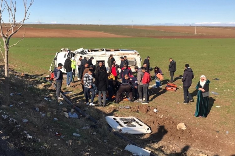 Diyarbakır'da yolcu minib&uuml;s&uuml; devrildi! 15 yaralı