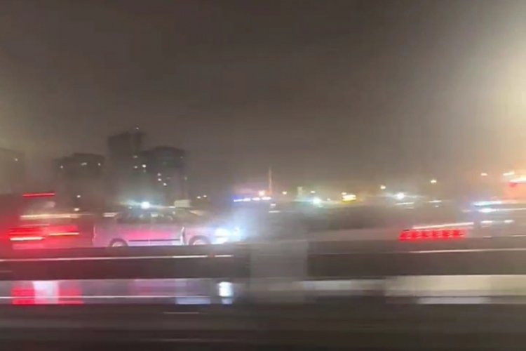 İstanbul'da ters y&ouml;nde giden otomobil trafikte panik yarattı