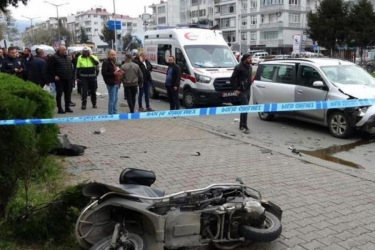 Ordu'da otomobil motosikletli kuryeye, motosiklet de yayaya &ccedil;arptı: 1'i ağır 2 yaralı