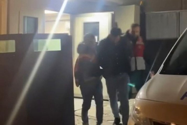 İstanbul'da karısını &ccedil;ocuklarının g&ouml;z&uuml; &ouml;n&uuml;nde bı&ccedil;aklayan adam adliyeye sevk edildi