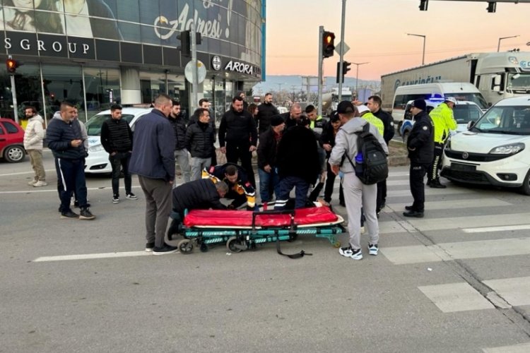 Bursa'da ticari aracın &ccedil;arptığı motosiklet &uuml;zerindeki 2 kişi yaralandı&nbsp;
