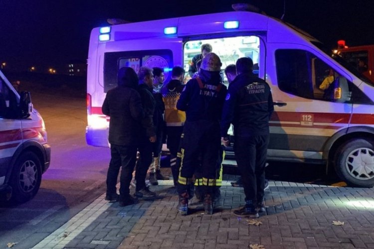 Kayseri'de otomobil ile &ccedil;arpışan ticari ara&ccedil; devrildi: 7 yaralı