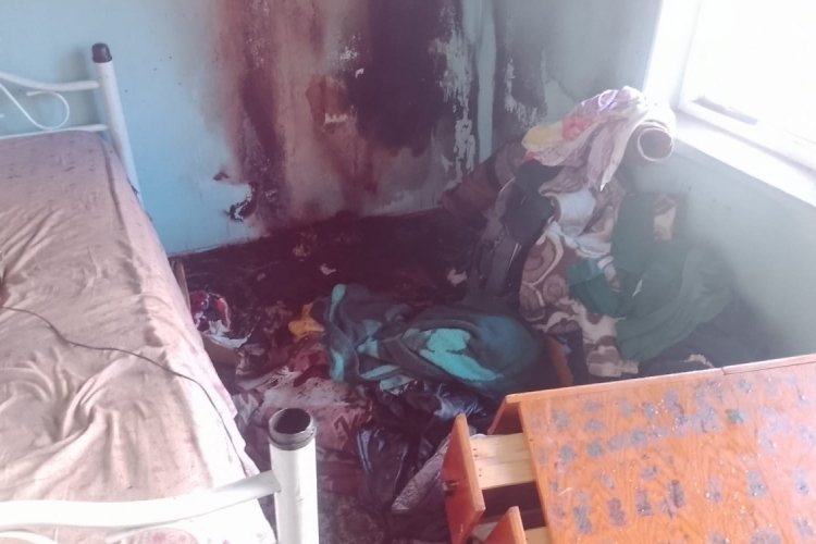 Isparta'da &ccedil;ıkan ev yangınında 4 kişi dumandan etkilendi