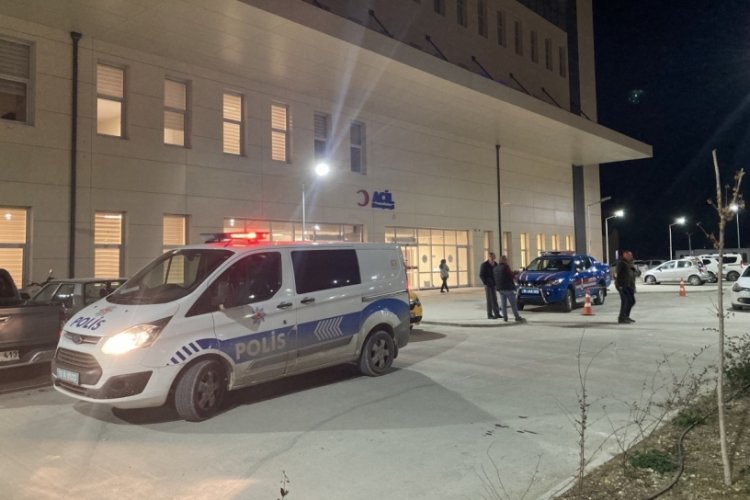 Burdur'da 18 yaşındaki gen&ccedil; yemek yaparken kendini bı&ccedil;akla yaraladı
