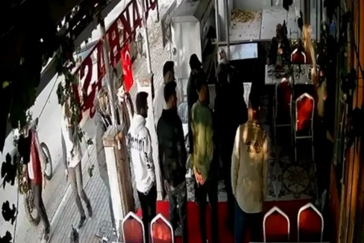 Gaziantep'te beyran fiyatını y&uuml;ksek bulan m&uuml;şteri silahla restoranı bastı