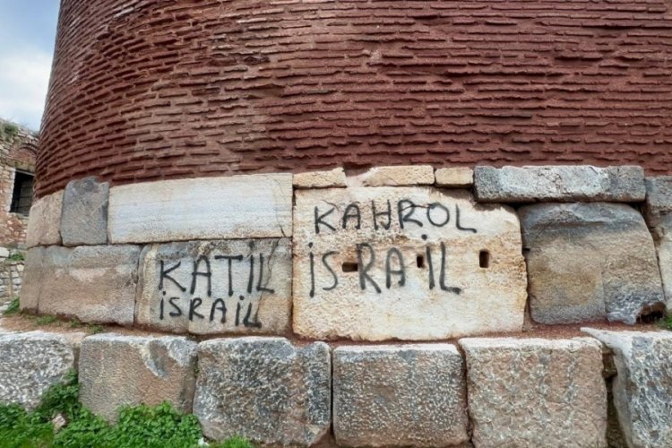 Bursa'da 2 bin yıllık surlara sprey boya ile "Katil İsrail" yazdılar
