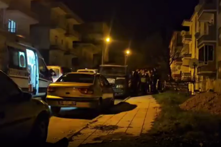 Abisiyle kavga etti, 15 yaşındaki yeğenini bı&ccedil;akladı!