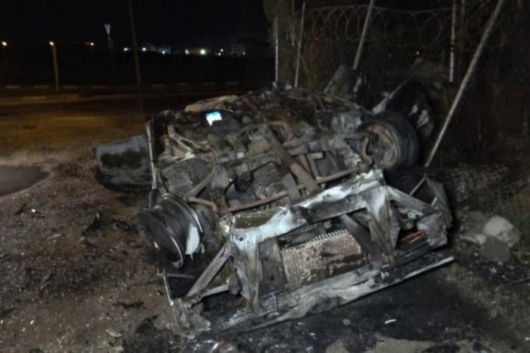 Bursa'da takla atan ara&ccedil; alev alev yandı! S&uuml;r&uuml;c&uuml; alev alan ara&ccedil;tan kurtarıldı