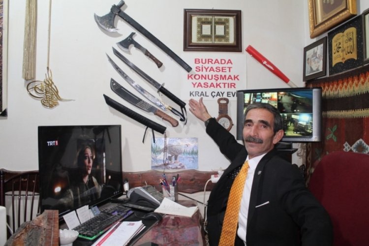 Bu &ccedil;ayevinde hizmet takım elbiseyle: Burada siyaset konuşmak yasak!