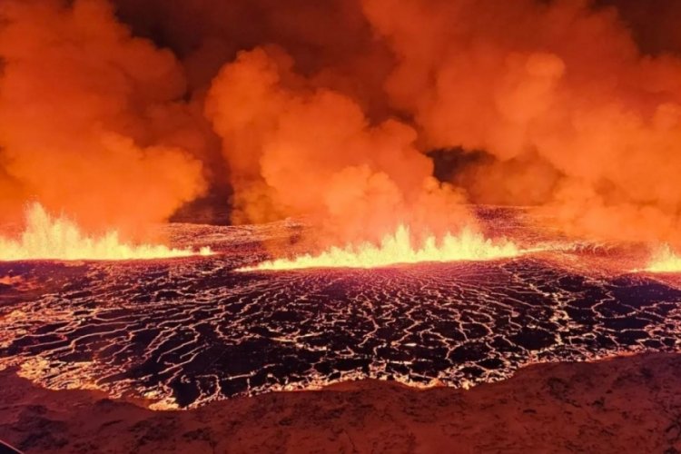 İzlanda'da yanardağ patladı!