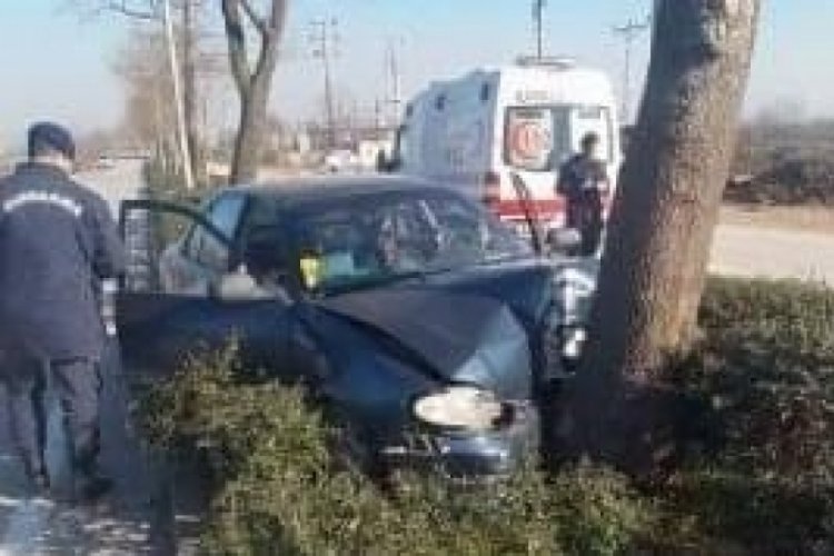 Bursa'da otomobil ağaca &ccedil;arptı, s&uuml;r&uuml;c&uuml; yaralandı!
