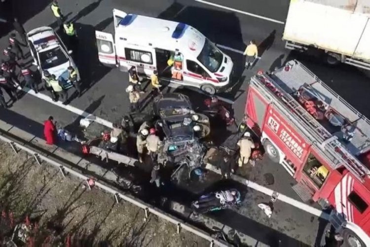 İstanbul'da feci kaza! Tır otomobile arkadan &ccedil;arptı, 6 yaralı