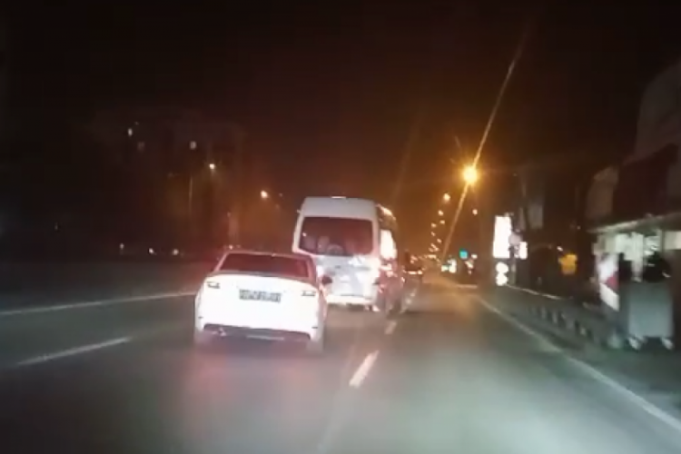 Bursa'da trafik karıştı! Servis aracı yol vermeyince anlık kriz yaşandı