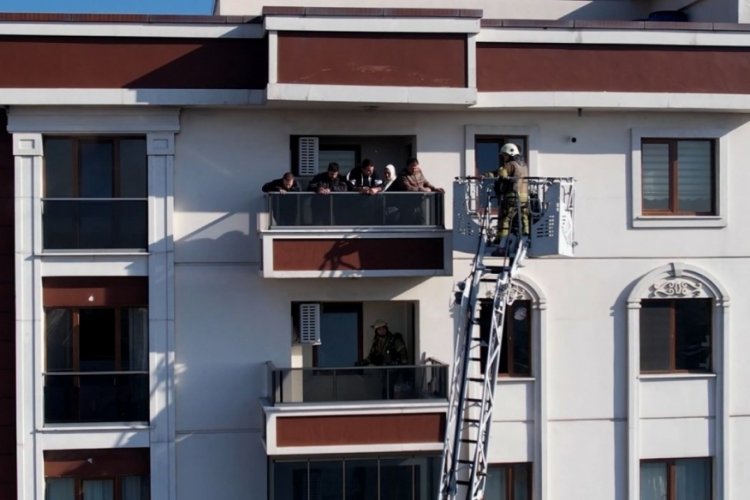 İstanbul'da 15 katlı binada yangın &ccedil;ıktı, vatandaşlar mahsur kaldı