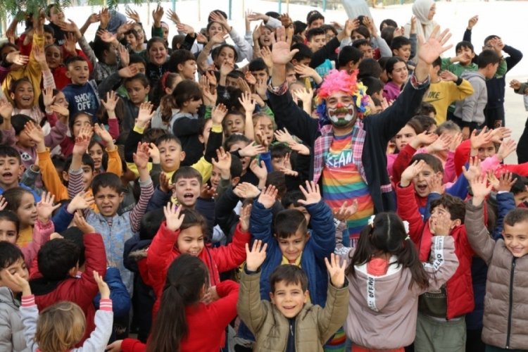 Depremden etkilenen &ccedil;ocukların y&uuml;z&uuml; g&uuml;l&uuml;yor