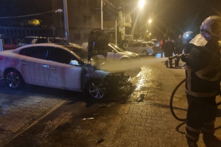 Adana'da galeri &ouml;n&uuml;ndeki otomobil kundaklandı
