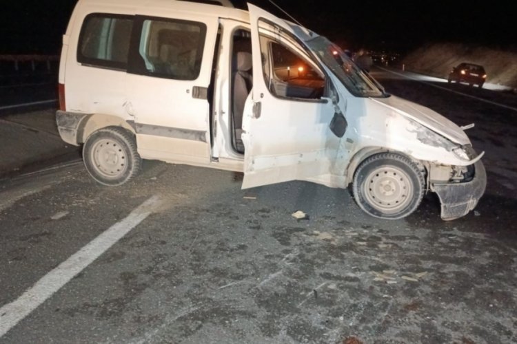 Malatya'da kontrolden &ccedil;ıkan hafif ticari ara&ccedil; takla attı: 2 yaralı