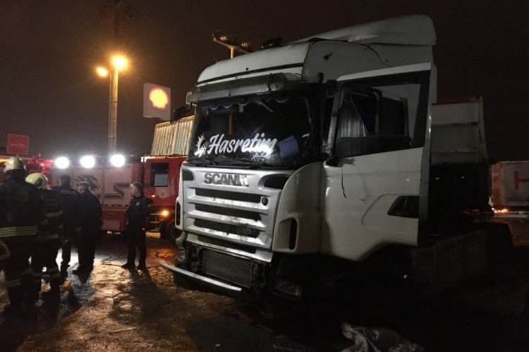 K&ouml;fte yiyen m&uuml;şterilerin arasına tırla dalıp ka&ccedil;mıştı : O s&uuml;r&uuml;c&uuml; yakalandı