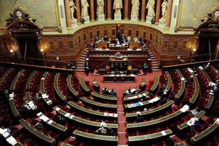 Fransa Parlamentosu tartışmalı g&ouml;&ccedil; yasa tasarısını kabul etti