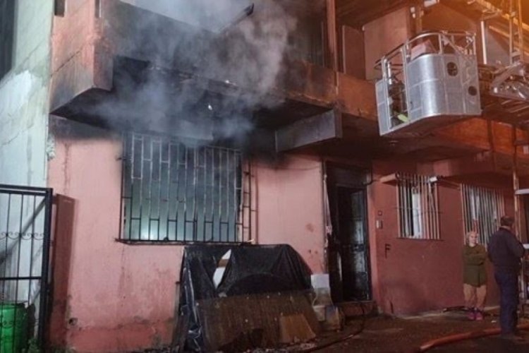 İstanbul'da iki katlı binada yangın &ccedil;ıktı!