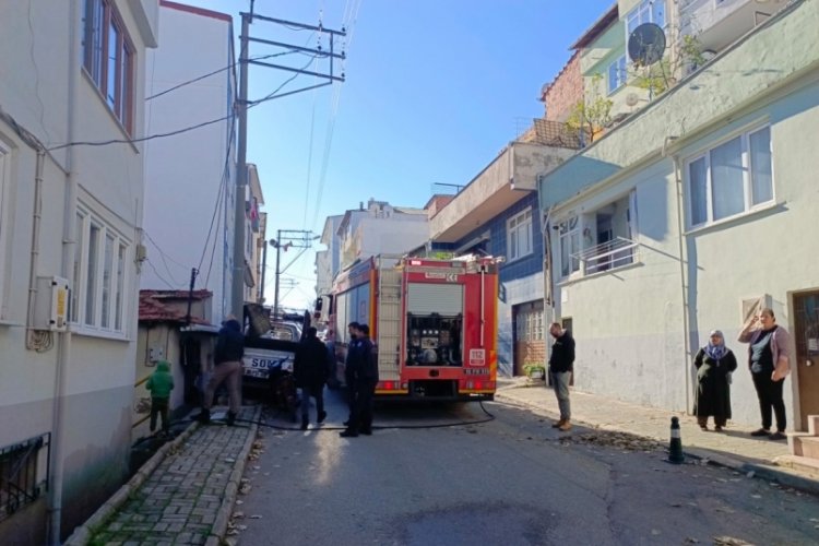Bursa'da evin bacasından &ccedil;ıkan alevler barakayı tutuşturdu!