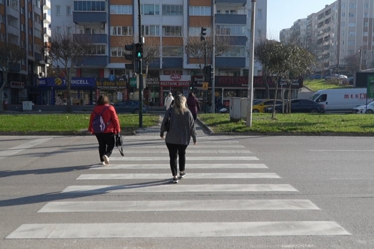 Bursa'da 'zemin yaya' uygulamasıyla trafik, yayalara g&ouml;re tasarlanıyor