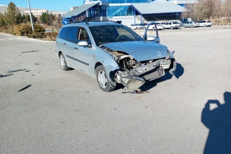 Niğde'de iki ara&ccedil; birbirine girdi: 2 yaralı