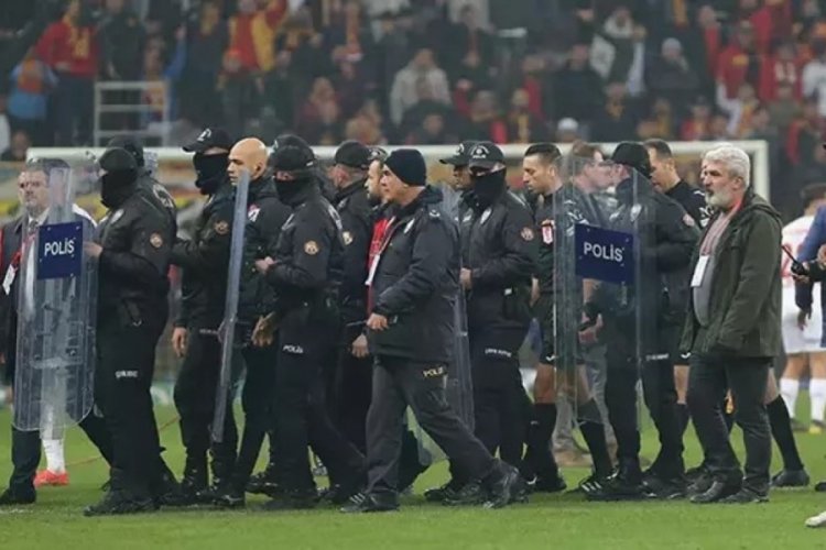 Zorbay K&uuml;&ccedil;&uuml;k polis eşliğinde sahandan ayrıldı