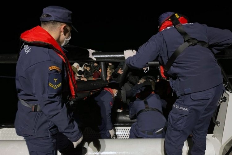 Yunanistan'ın T&uuml;rk karasularına geri ittiği 45 d&uuml;zensiz g&ouml;&ccedil;men kurtarıldı