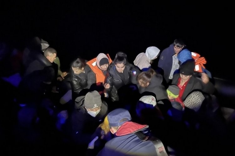 &Ccedil;anakkale'de Ayvacık a&ccedil;ıklarında 34 ka&ccedil;ak g&ouml;&ccedil;men yakalandı