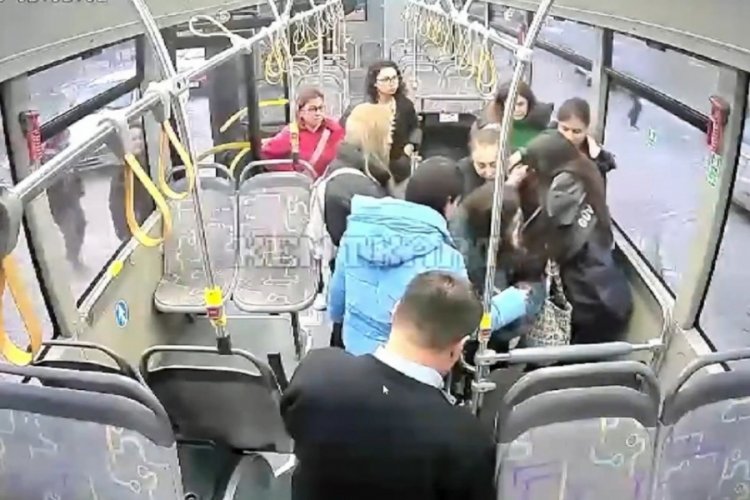 Muğla'da otob&uuml;ste rahatsızlanan hamile kadını şof&ouml;r hastaneye yetiştirdi