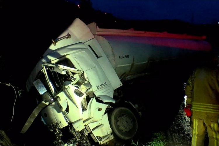 İstanbul'da TIR kamyona &ccedil;arptı! 1 &ouml;l&uuml; 2 yaralı