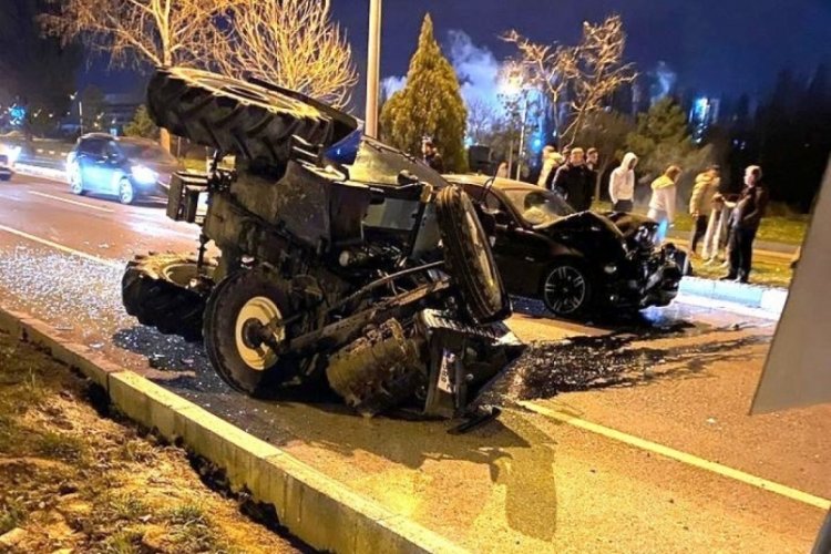 K&uuml;tahya'da trakt&ouml;r ve otomobilin &ccedil;arpışması sonucu 3 kişi yaralandı