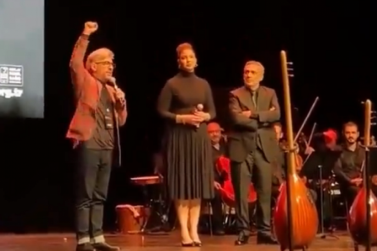 Okan Bay&uuml;lgen'in "Gazze İ&ccedil;in Ben de Oradayım" konserindeki konuşması dikkat &ccedil;ekti!