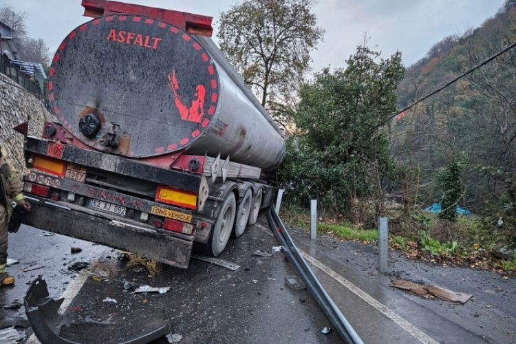 İstanbul'da freni patlayan tır &ccedil;&ouml;p kamyonuna &ccedil;arptı! 1 &ouml;l&uuml; 3 yaralı