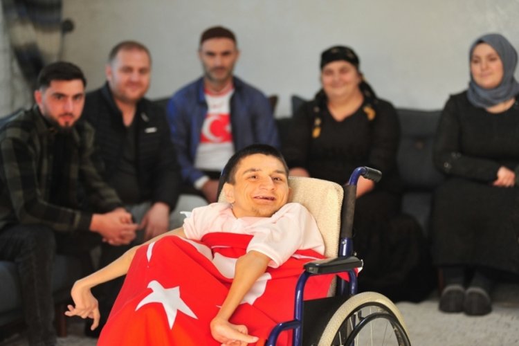 S&uuml;leyman'ın T&uuml;rkiye'yi gezme hayali ger&ccedil;ek oldu! Bursa'daki akrabalarının yanına geldi
