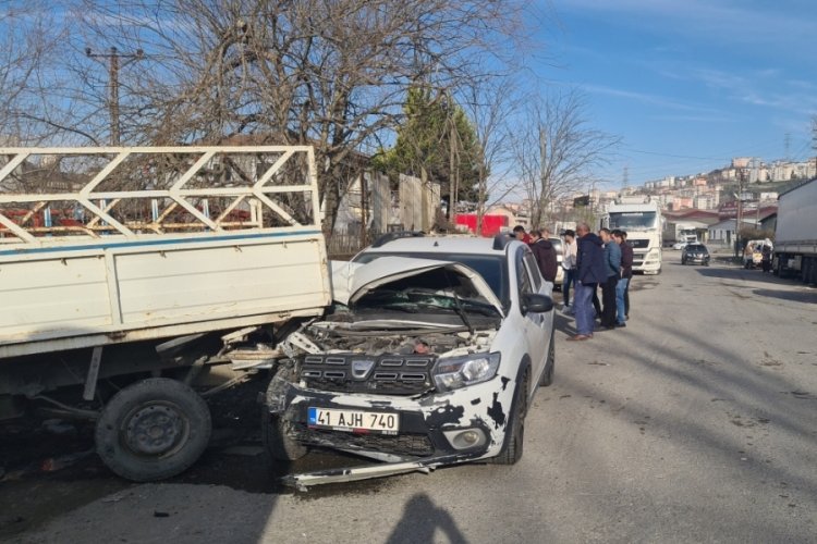 Direksiyon başında uyudu, park halindeki kamyonete &ccedil;arptı: 2 yaralı