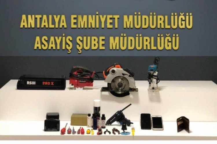 Antalya'da yılbaşı &ouml;ncesi 88 litre ka&ccedil;ak alkol ele ge&ccedil;irildi