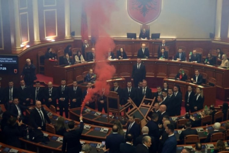 Arnavutluk'ta muhalefet lideri Berisha'nın dokunulmazlığı kaldırıldı!