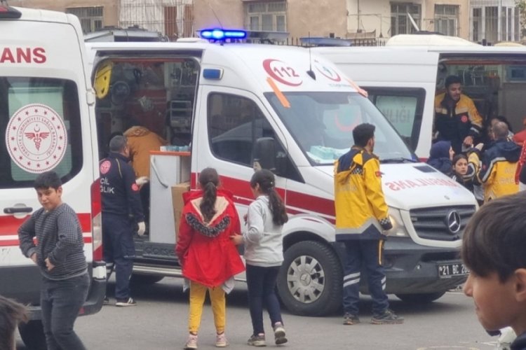 Diyarbakır'da 30'un &uuml;zerinde &ouml;ğrenci yiyeceklerden zehirlendi
