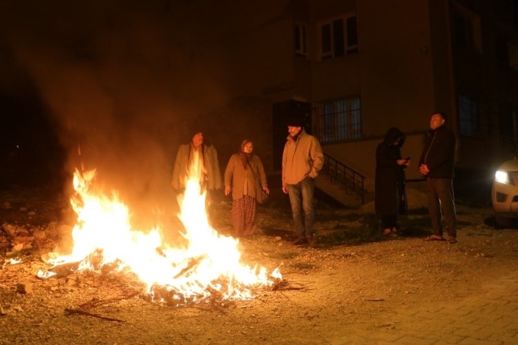 Deprem korkusuyla kendini sokağa atan vatandaşlar ateş yakarak ısındı
