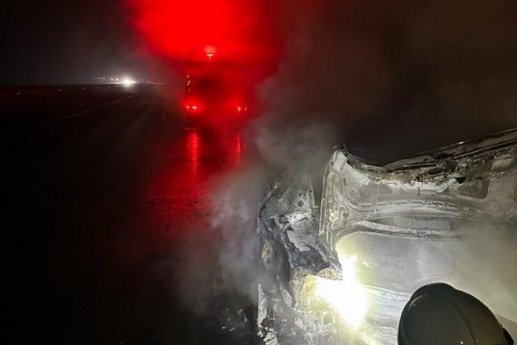 Bursa'da &ccedil;arpışan 2 otomobilden 1'i alev aldı; 7 yaralı