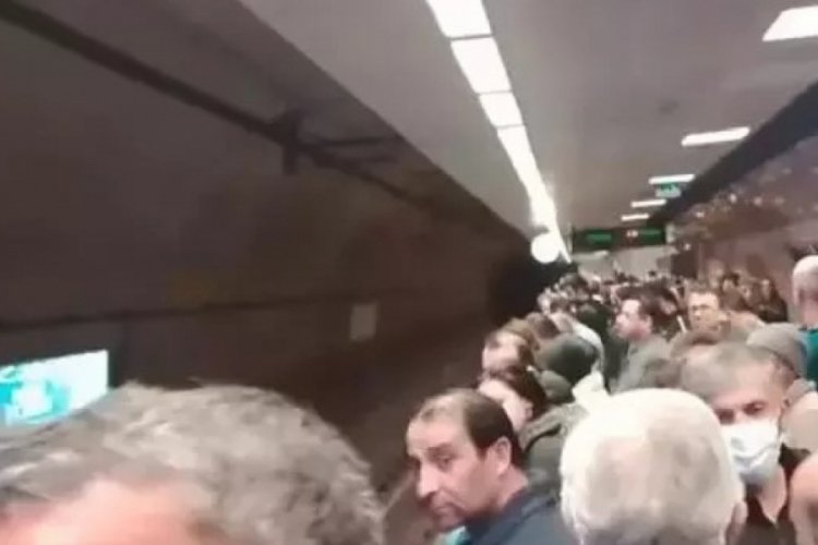 Metroda meydana gelen arıza yolcuları isyan ettirdi