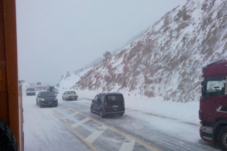 Antalya-Konya karayolunda kar kalınlığı 25 santime ulaştı!