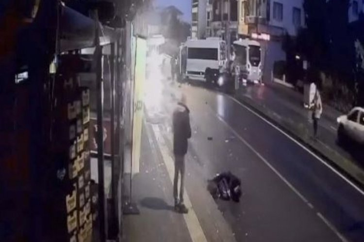 Minib&uuml;s motosikletle &ccedil;arpıştı: 2 yaralı